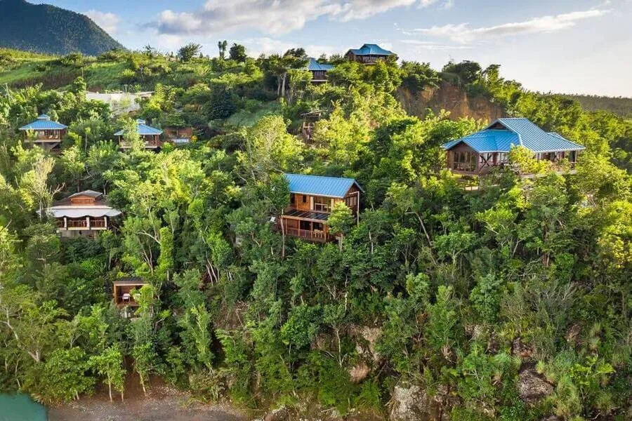 شقق وفيلات على منحدر صخري مع إطلالات بحرية