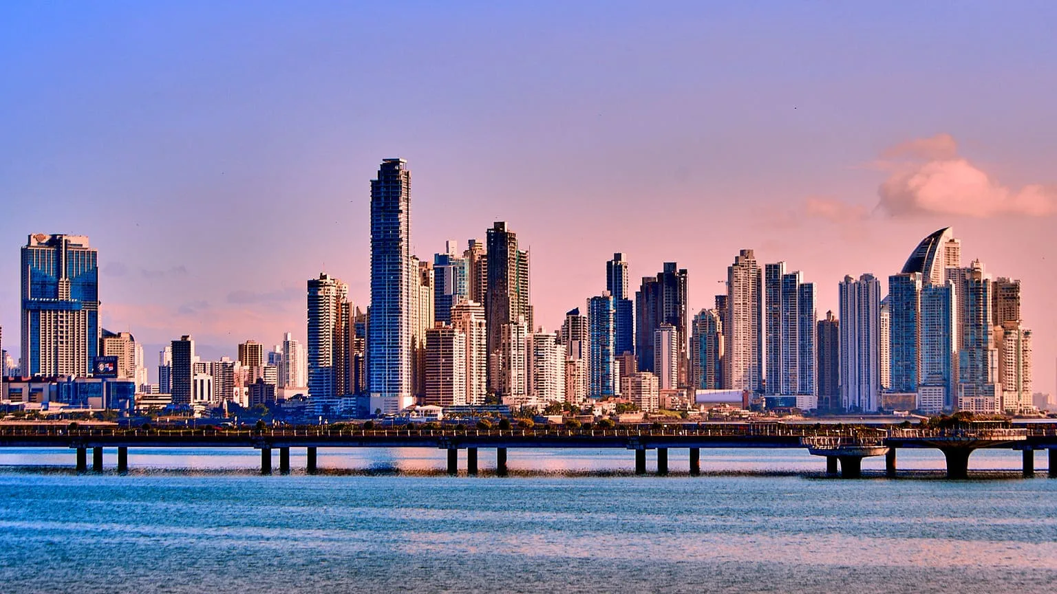 الإقامة الذهبية في بنما والمسارات الأخرى للحصول على الإقامة الدائمة: المتطلبات والمزايا