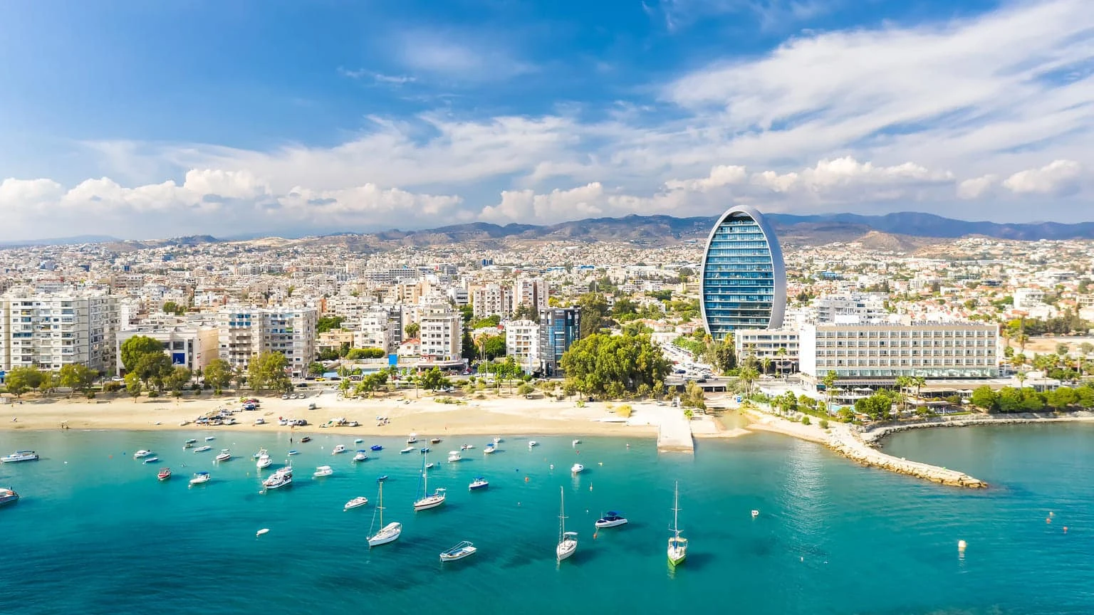 Kıbrıs Golden Visa: Adada Daimi Oturumun Avantajları ve Dezavantajları